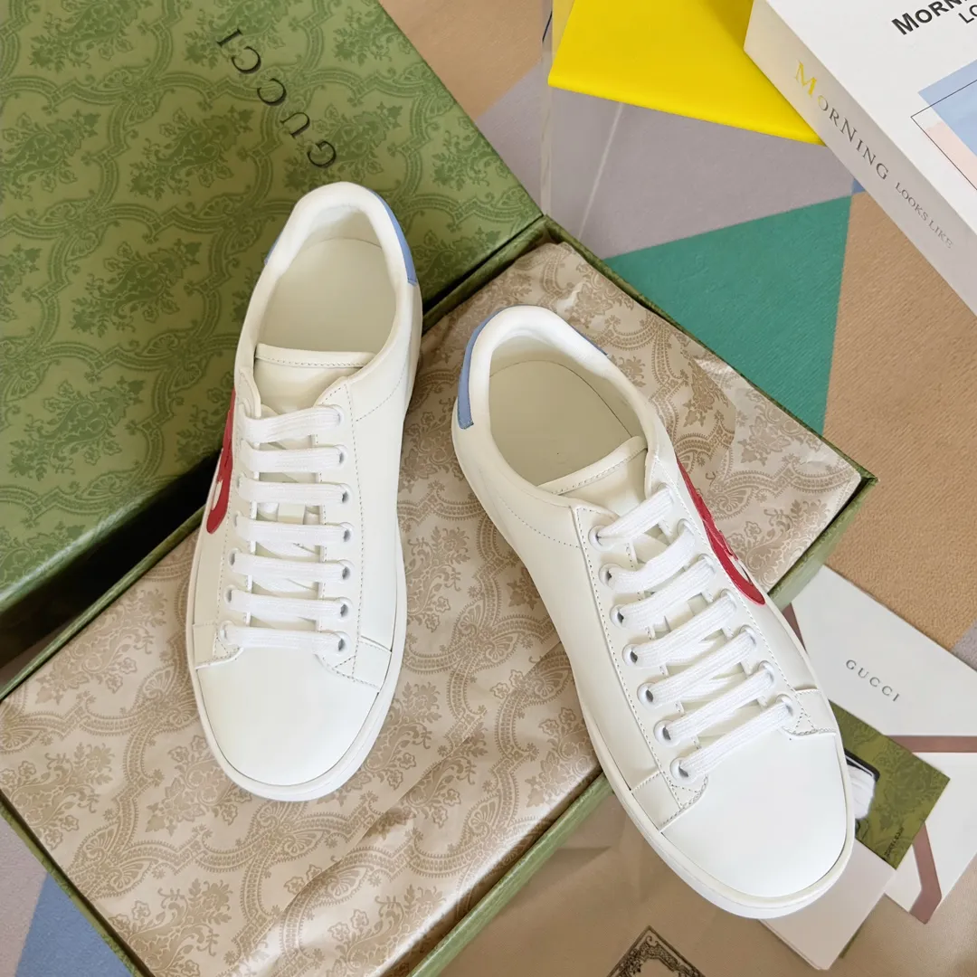 👟👟Ex-factory price 540👟👟 Men's size +10 Top version: Gucci G family classic Ace series Embroidery Little Bee White Shoes Couple Style Ribbon Love Casual Sports Shoes Sneakers Original Purchase Development Production This brand's classic low-top sports shoes interweave golden embroidered bees with red and green webbing. The bee is a classic element of the brand. It appeared in the Gucci ready-to-wear series in the 1970s. Exquisite packaging at the delivery counter🛍📦 ▪️Fabrics: Original custom imported first-layer cowhide ▪️Foots: Original custom cowhide lining ▪️Sole: Original open-molded rubber non-slip material ▪️Sole thickness: 2.5CM ▪️Size: Women's 34-41 (customized 34/41) ▪️Size: Men's 38-46 (38/46 customized)